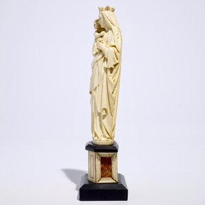 Un modèle d'une Vierge à l'enfant en ivoire sculpté, Dieppe, France, 19ème — photo 3