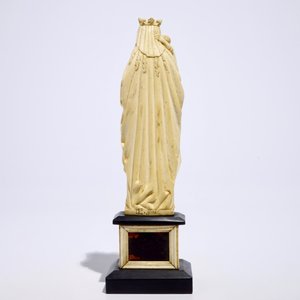 Un modèle d'une Vierge à l'enfant en ivoire sculpté, Dieppe, France, 19ème — photo 4