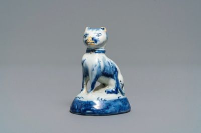Un modèle miniature d'un chat en faïence de Delft en bleu et blanc, 18ème
