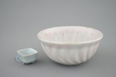 Un moule à patisserie et une tasse miniature en Delft, 18ème