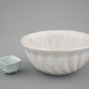 Un moule à patisserie et une tasse miniature en Delft, 18ème — photo 1