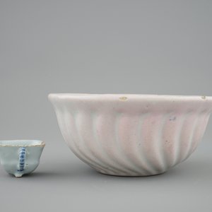 Un moule à patisserie et une tasse miniature en Delft, 18ème — photo 2