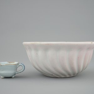 Un moule à patisserie et une tasse miniature en Delft, 18ème — photo 5