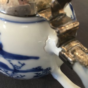 Un moutardier en porcelaine de Chine bleu et blanc, monté en argent, Kangxi — photo 11
