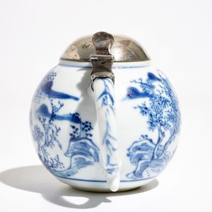 Un moutardier en porcelaine de Chine bleu et blanc, monté en argent, Kangxi — photo 5