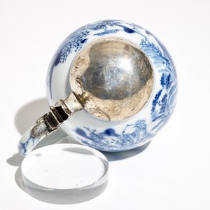 Un moutardier en porcelaine de Chine bleu et blanc, monté en argent, Kangxi — photo 6
