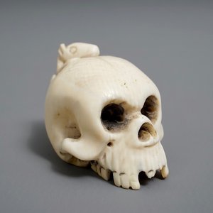 Un netsuke en forme de crâne en ivoire sculpté, Japon, Meiji/Showa, 19/20ème — photo 1