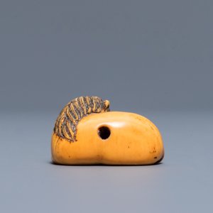 Un netsuke en forme d'un cheval couché en ivoire sculpté, Japon, Edo, 18/19ème — photo 4