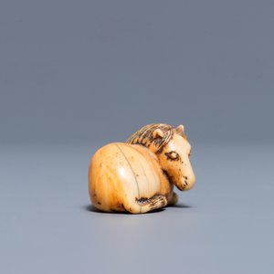 Un netsuke en forme d'un cheval couché en ivoire sculpté, Japon, Edo, 18/19ème — photo 5