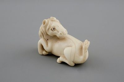 Un netsuke signé en ivoire en forme d'un cheval, Japon, 19ème