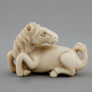 Un netsuke signé en ivoire en forme d'un cheval, Japon, 19ème — photo 3
