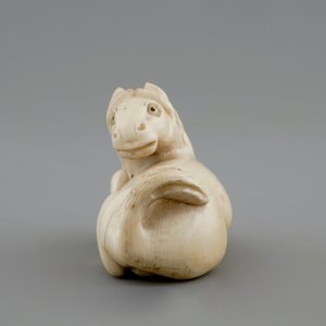 Un netsuke signé en ivoire en forme d'un cheval, Japon, 19ème — photo 6
