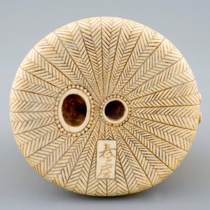 Un netsuke signé en ivoire en forme d'un coq, Japon, 19ème — photo 3