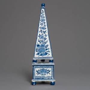 Un obélisque en faïence bleu et blanc, Braunschweig, Allemagne, 18ème — photo 2