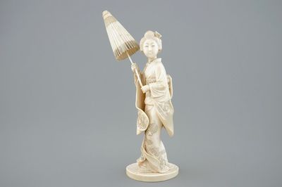 Un okimono en ivoire d'une dame au parasol, Japon, 19ème