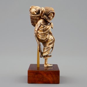 Un okimono en ivoire d'une dame aux chiens, Japon, Meiji, 19ème — photo 3