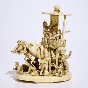 Un okimono en ivoire figurant des garçons jouant sur un éléphant, Japon, Meiji, 19ème, signé — photo 1