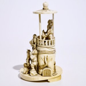 Un okimono en ivoire figurant des garçons jouant sur un éléphant, Japon, Meiji, 19ème, signé — photo 2