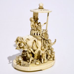 Un okimono en ivoire figurant des garçons jouant sur un éléphant, Japon, Meiji, 19ème, signé — photo 5