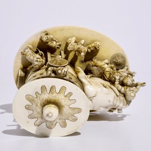 Un okimono en ivoire figurant des garçons jouant sur un éléphant, Japon, Meiji, 19ème, signé — photo 7