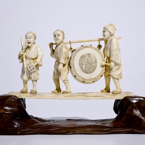 Un okimono en ivoire figurant des garçons jouant une batterie sur socle en bois sculpté, Japon, Meiji, 19ème, signé — photo 2