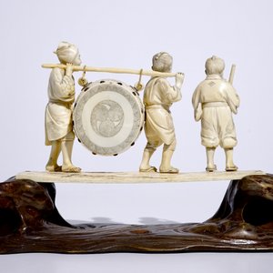 Un okimono en ivoire figurant des garçons jouant une batterie sur socle en bois sculpté, Japon, Meiji, 19ème, signé — photo 3