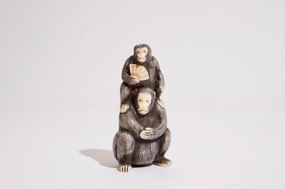 Un okimono en ivoire figurant deux singes, Japon, Meiji/Taisho, 19/20ème, signé