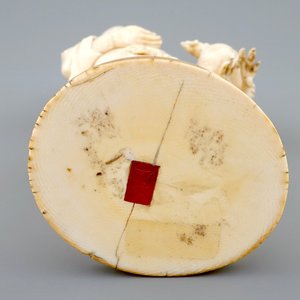 Un okimono en ivoire figurant un fermier et une poule, Japon, Meiji, 19ème, signé — photo 3