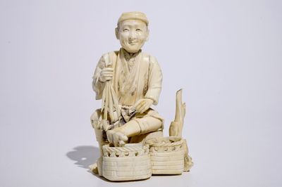 Un okimono en ivoire figurant un marchand de légumes, Japon, Meiji, début du 20ème