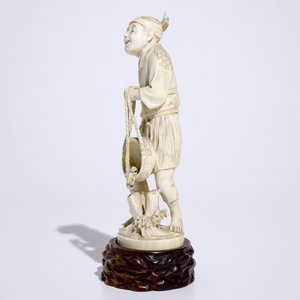 Un okimono en ivoire figurant un pêcheur sur socle en bois, Japon, Meiji, 19ème, signé — photo 2