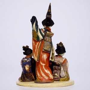 Un okimono en ivoire polychrome figurant des femmes offrant un cadeau, Japon, Meiji, début du 20ème — photo 3