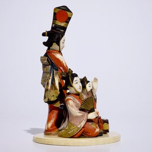 Un okimono en ivoire polychrome figurant des femmes offrant un cadeau, Japon, Meiji, début du 20ème — photo 4