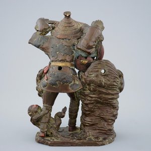 Un okimono en terre cuite polychrome figurant un marchand de fruits et singes, Japon, Edo/Meiji, 18/19ème — photo 4