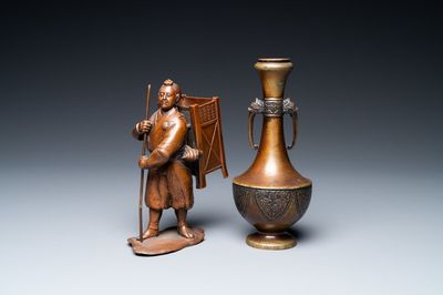 Un okimono et un vase en bronze, Japon, Meiji, 19ème