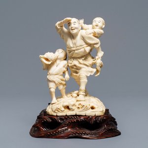 Un okimono signé en ivoire sculpté, Japon, Meiji, 19ème — photo 1