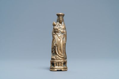 Un ornement de lustre en bronze en forme d'une Vierge à l'enfant, Pays-Bas, peut-être Utrecht, 1ère moitié du 16ème