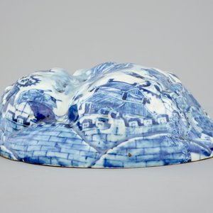 Un ornement de suspension ou couvercle en forme de noyer en porcelaine de Chine bleu et blanc, 18ème — photo 4
