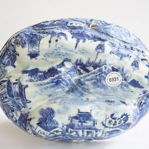 Un ornement de suspension ou couvercle en forme de noyer en porcelaine de Chine bleu et blanc, 18ème — photo 8
