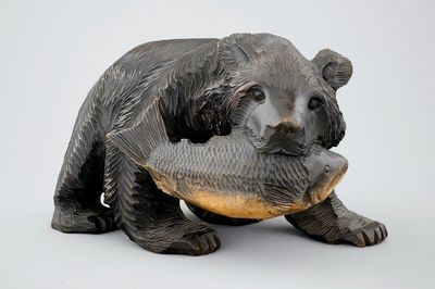 Un ours en bois sculpté et patiné, peuple Aïnou, Japon, début du 20ème