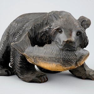 Un ours en bois sculpté et patiné, peuple Aïnou, Japon, début du 20ème — photo 1