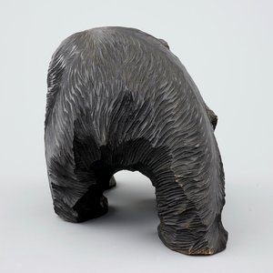 Un ours en bois sculpté et patiné, peuple Aïnou, Japon, début du 20ème — photo 5