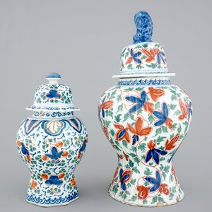 Un paire de vases en faïence de Delft de palette cachemire, 17/18ème — photo 3