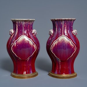 Un paire de vases en porcelaine de Chine à émail flambé sur socles en bronze doré, 18/19ème — photo 4