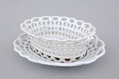 Un panier à pain en faïence de Bruxelles blanc monochrome sur sous-plat, 18ème