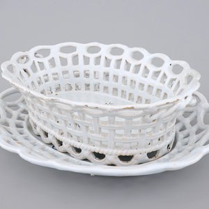 Un panier à pain en faïence de Bruxelles blanc monochrome sur sous-plat, 18ème — photo 1