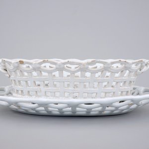 Un panier à pain en faïence de Bruxelles blanc monochrome sur sous-plat, 18ème — photo 3