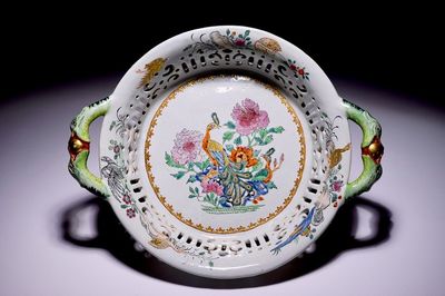 Un panier ajouré en faïence de Delft polychrome petit feu avec l'example chinois en famille rose, 18ème