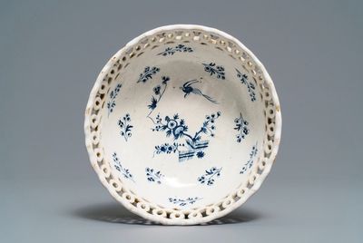 Un panier ajouré en faïence en bleu et blanc de Bruxelles à décor 'à la haie fleurie', 18ème