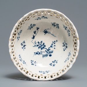 Un panier ajouré en faïence en bleu et blanc de Bruxelles à décor 'à la haie fleurie', 18ème — photo 1