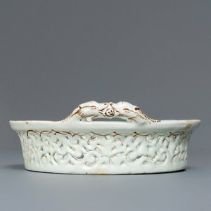 Un panier ajouré en faïence polychrome de Bruxelles à décor 'à la haie fleurie', 18ème — photo 4